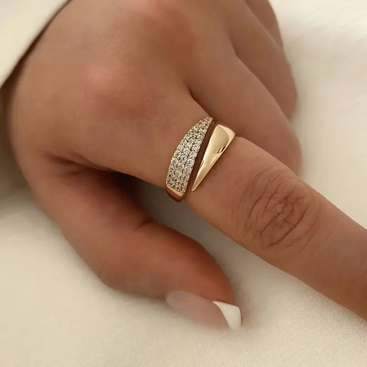 Justine | Bague élégante ornée de pierres scintillantes