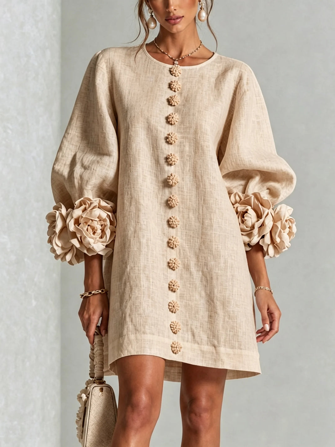 Valentine | Robe courte à boutons fleurs et manches volumineuses