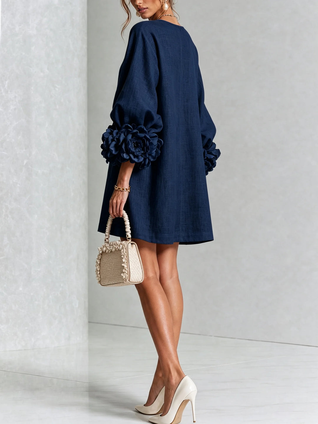 Valentine | Robe courte à boutons fleurs et manches volumineuses