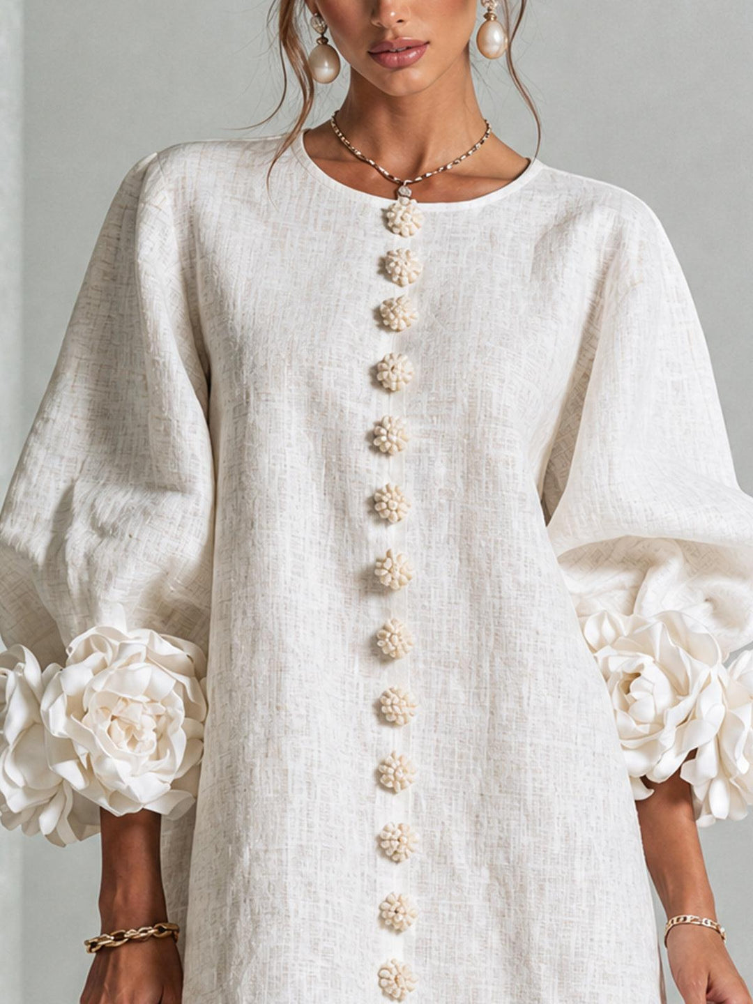 Valentine | Robe courte à boutons fleurs et manches volumineuses
