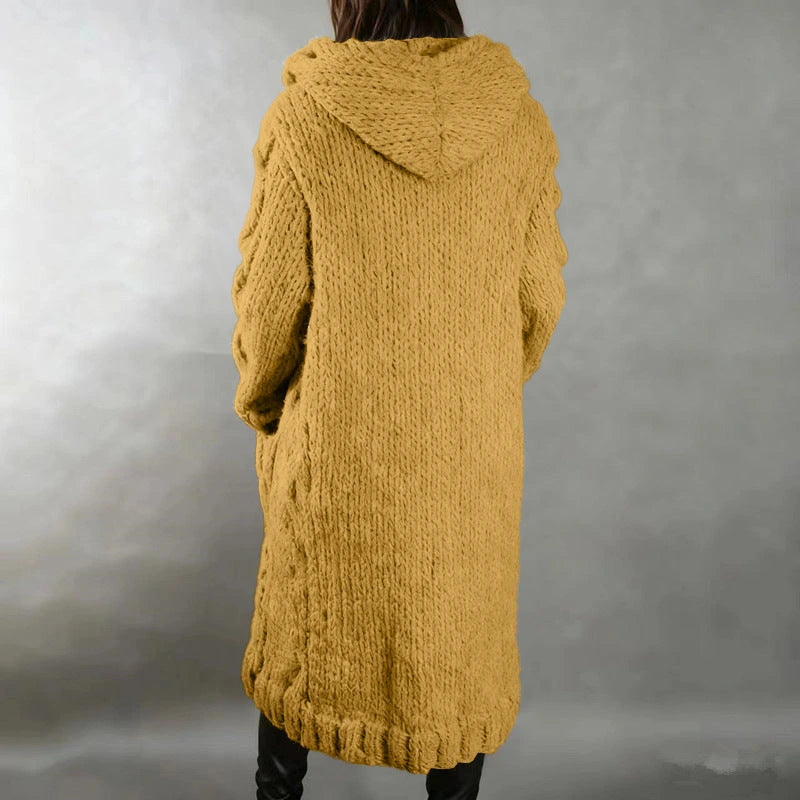 Hermine | Manteau long en grosse maille torsadée à capuche