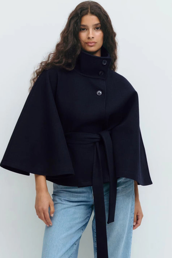 Coralie | Manteau cape ceinturé à col montant