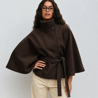 Coralie | Manteau cape ceinturé à col montant