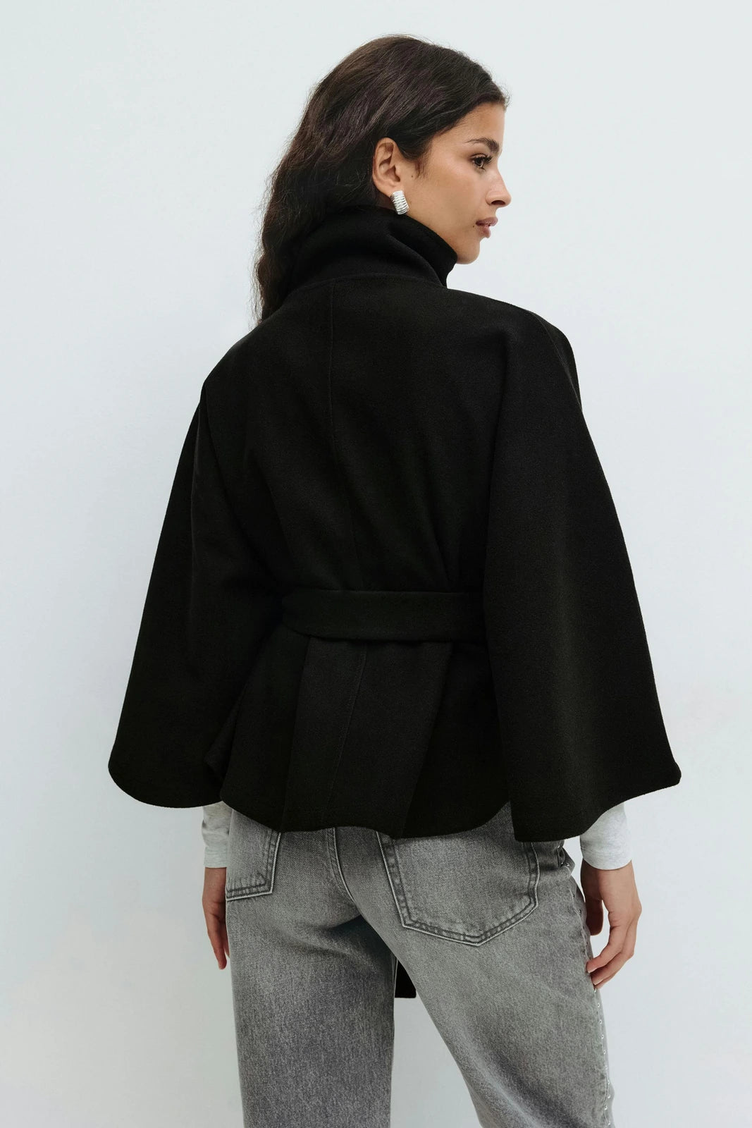 Coralie | Manteau cape ceinturé à col montant