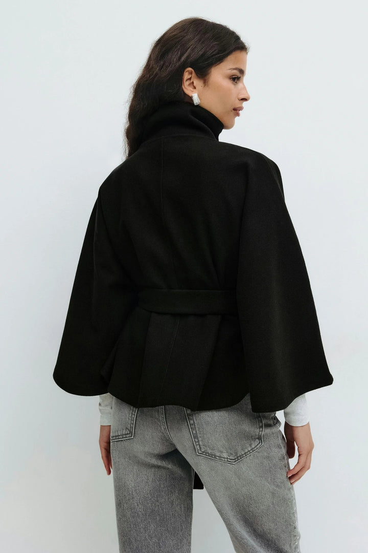 Coralie | Manteau cape ceinturé à col montant